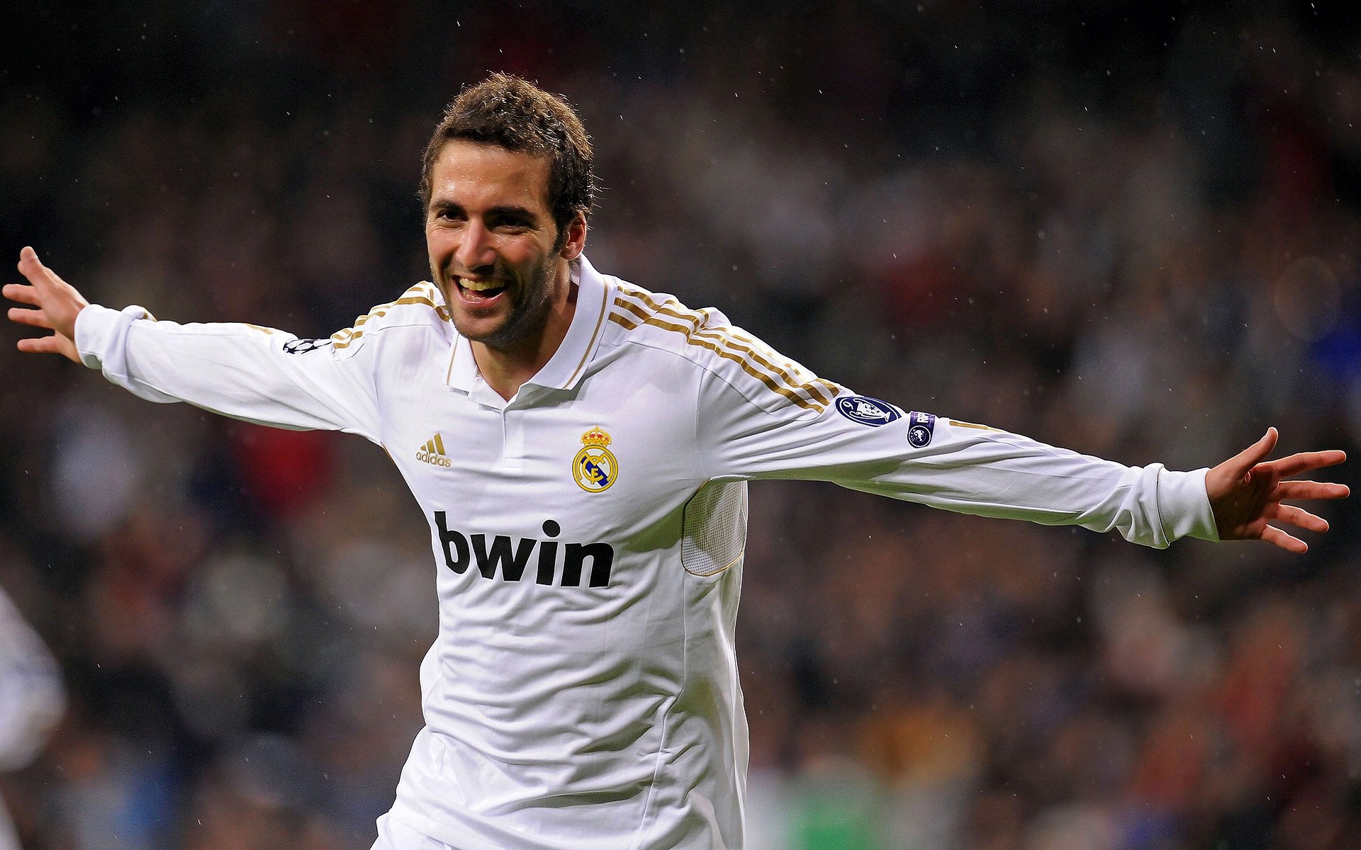 “城管协管员文明执法健走赛” 走街串巷中完成线路